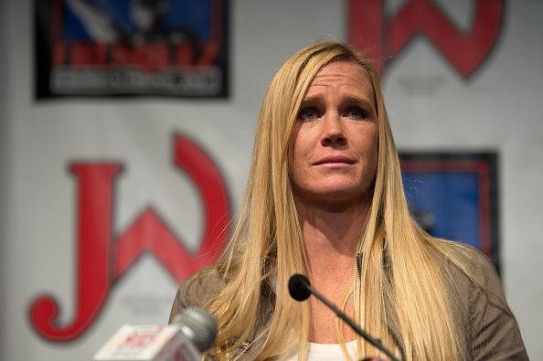 Holly Holm  recebida por multido em Albuquerque