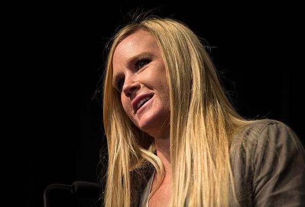 Holly Holm  recebida por multido em Albuquerque