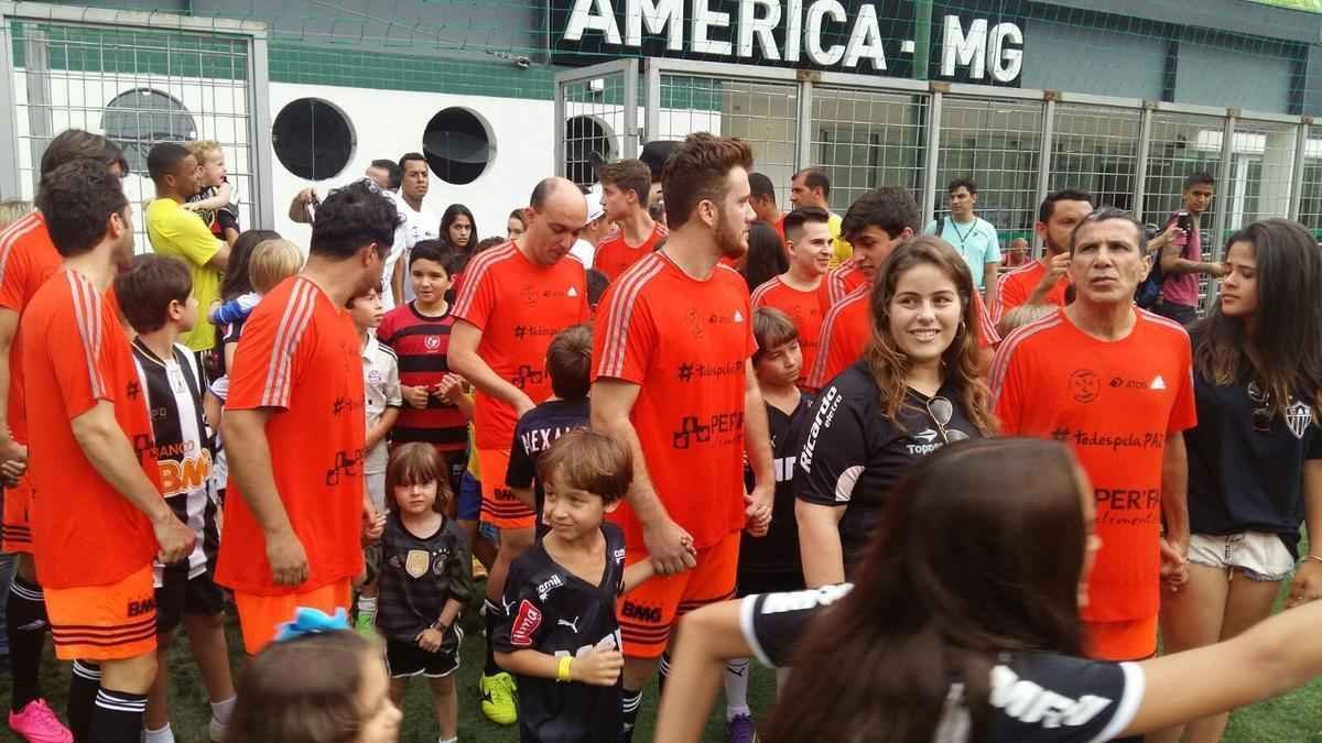 Estdio Independncia recebeu bom pblico para o amistoso beneficente entre os Amigos do Mancini e Artistas. Partida arrecadou alimentos e material escolar que sero doados a seis instituies filantrpicas.