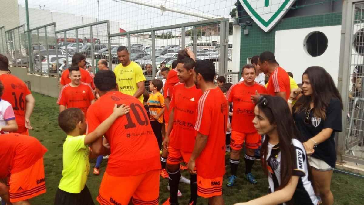 Estdio Independncia recebeu bom pblico para o amistoso beneficente entre os Amigos do Mancini e Artistas. Partida arrecadou alimentos e material escolar que sero doados a seis instituies filantrpicas.