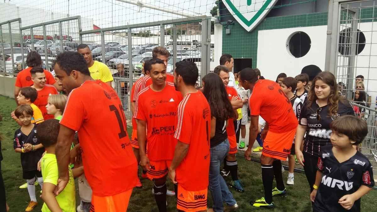 Estdio Independncia recebeu bom pblico para o amistoso beneficente entre os Amigos do Mancini e Artistas. Partida arrecadou alimentos e material escolar que sero doados a seis instituies filantrpicas.