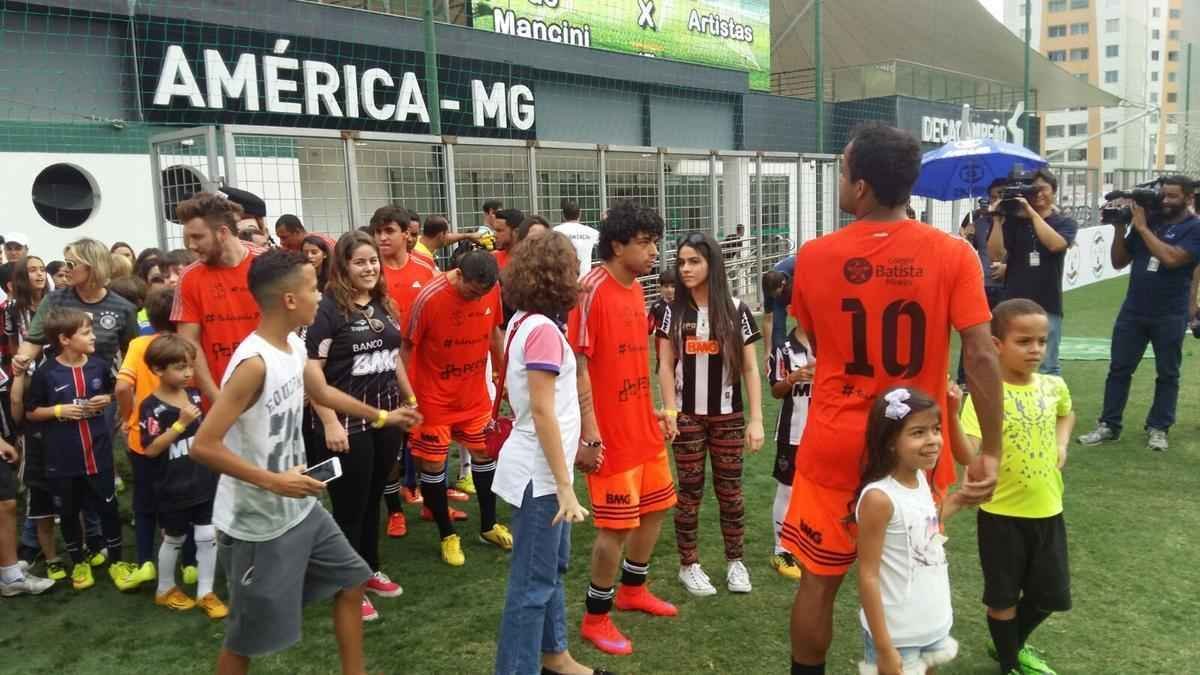 Estdio Independncia recebeu bom pblico para o amistoso beneficente entre os Amigos do Mancini e Artistas. Partida arrecadou alimentos e material escolar que sero doados a seis instituies filantrpicas.