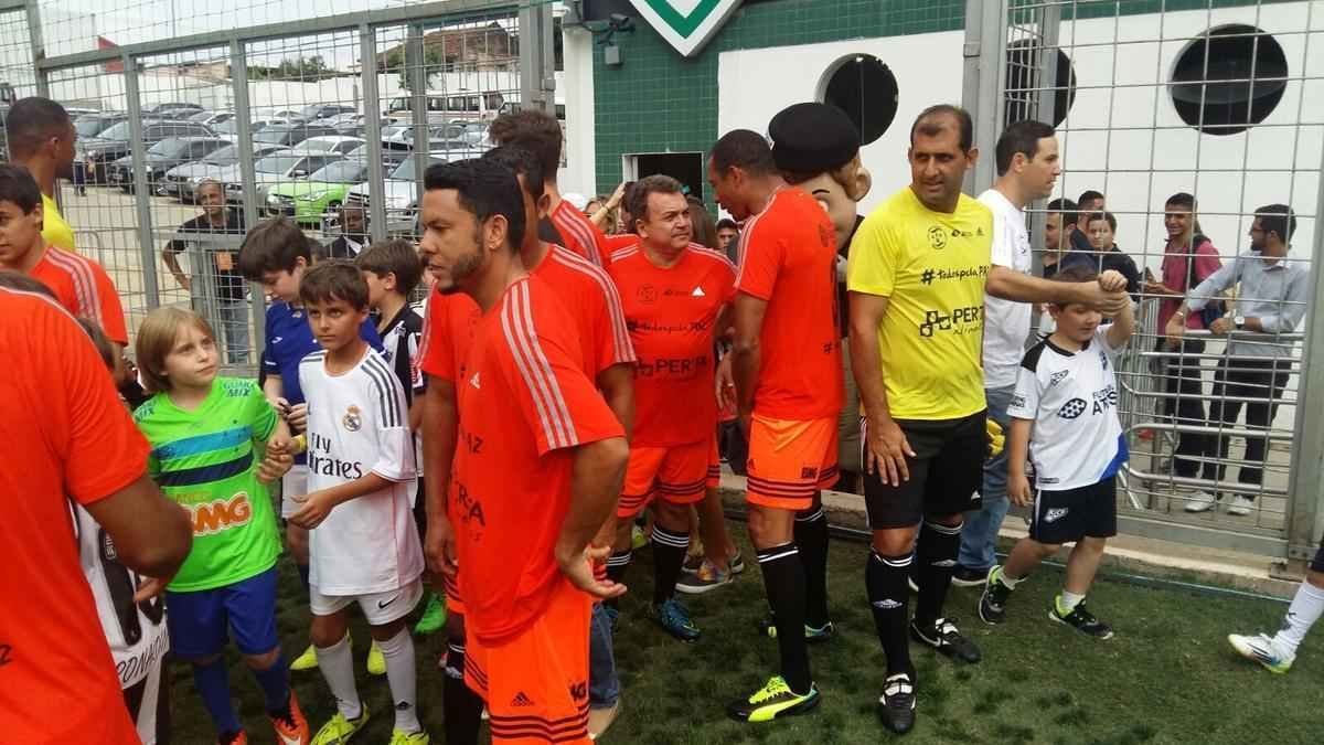 Estdio Independncia recebeu bom pblico para o amistoso beneficente entre os Amigos do Mancini e Artistas. Partida arrecadou alimentos e material escolar que sero doados a seis instituies filantrpicas.