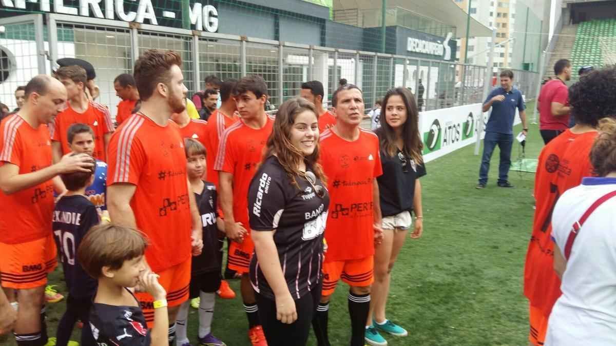 Estdio Independncia recebeu bom pblico para o amistoso beneficente entre os Amigos do Mancini e Artistas. Partida arrecadou alimentos e material escolar que sero doados a seis instituies filantrpicas.