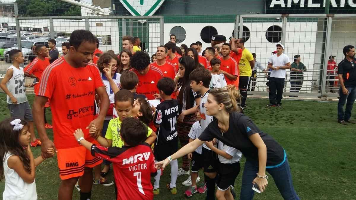 Estdio Independncia recebeu bom pblico para o amistoso beneficente entre os Amigos do Mancini e Artistas. Partida arrecadou alimentos e material escolar que sero doados a seis instituies filantrpicas.
