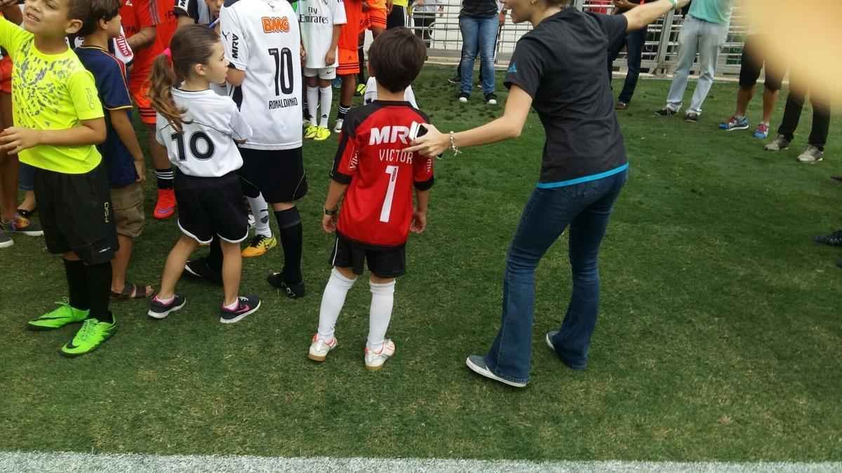 Estdio Independncia recebeu bom pblico para o amistoso beneficente entre os Amigos do Mancini e Artistas. Partida arrecadou alimentos e material escolar que sero doados a seis instituies filantrpicas.