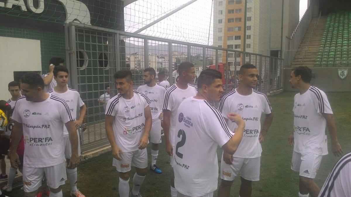 Estdio Independncia recebeu bom pblico para o amistoso beneficente entre os Amigos do Mancini e Artistas. Partida arrecadou alimentos e material escolar que sero doados a seis instituies filantrpicas.