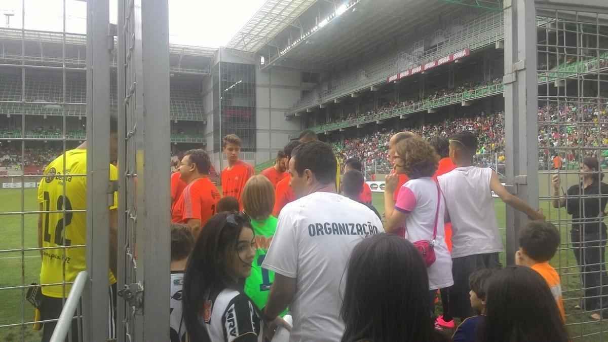 Estdio Independncia recebeu bom pblico para o amistoso beneficente entre os Amigos do Mancini e Artistas. Partida arrecadou alimentos e material escolar que sero doados a seis instituies filantrpicas.