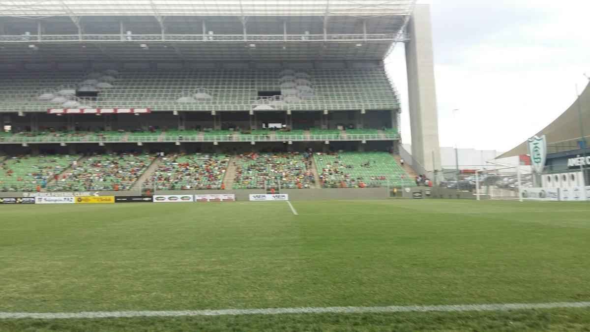 Estdio Independncia recebeu bom pblico para o amistoso beneficente entre os Amigos do Mancini e Artistas. Partida arrecadou alimentos e material escolar que sero doados a seis instituies filantrpicas.