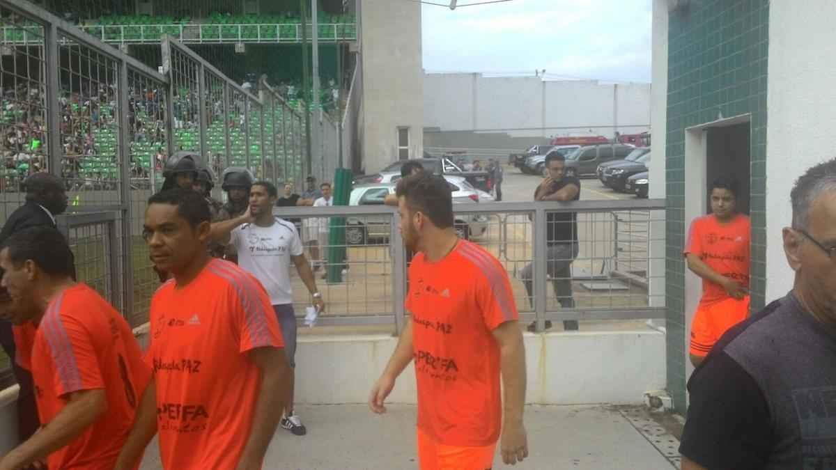 Estdio Independncia recebeu bom pblico para o amistoso beneficente entre os Amigos do Mancini e Artistas. Partida arrecadou alimentos e material escolar que sero doados a seis instituies filantrpicas.