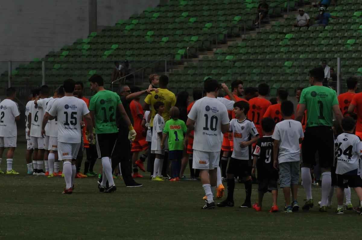 Estdio Independncia recebeu bom bom pblico para o amistoso beneficente entre os Amigos do Mancini e Artistas. Partida arrecadou alimentos e material escolar que sero doados a seis instituies filantrpicas