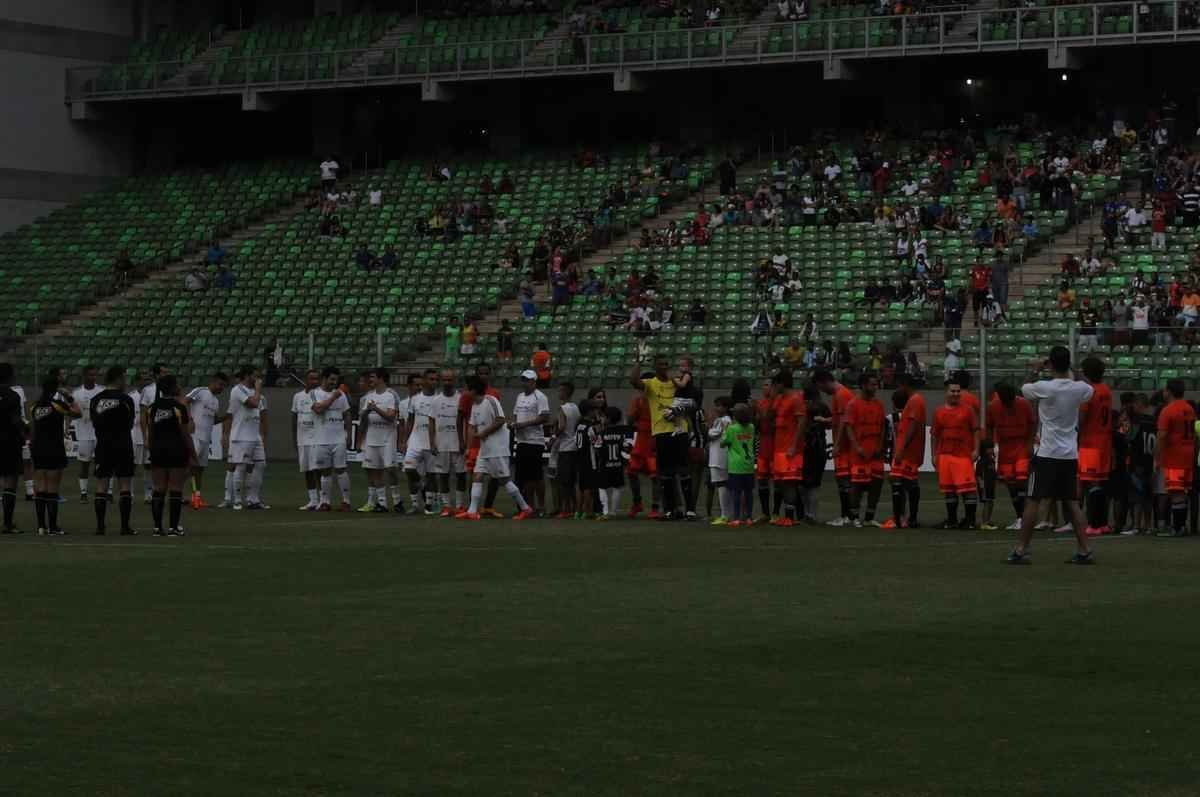 Estdio Independncia recebeu bom bom pblico para o amistoso beneficente entre os Amigos do Mancini e Artistas. Partida arrecadou alimentos e material escolar que sero doados a seis instituies filantrpicas