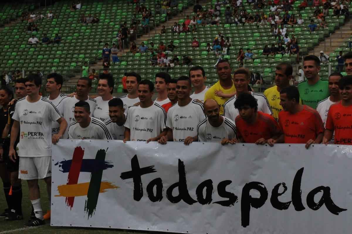 Estdio Independncia recebeu bom bom pblico para o amistoso beneficente entre os Amigos do Mancini e Artistas. Partida arrecadou alimentos e material escolar que sero doados a seis instituies filantrpicas