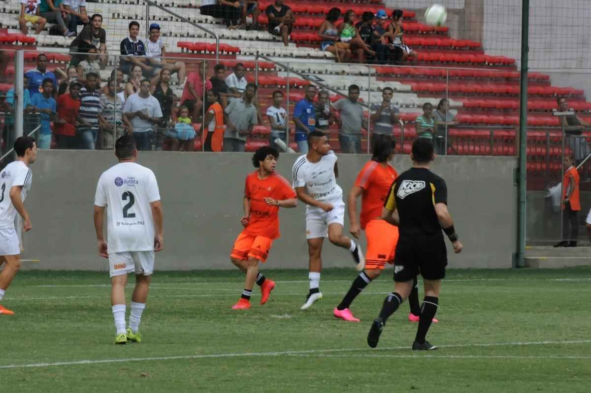 Estdio Independncia recebeu bom bom pblico para o amistoso beneficente entre os Amigos do Mancini e Artistas. Partida arrecadou alimentos e material escolar que sero doados a seis instituies filantrpicas