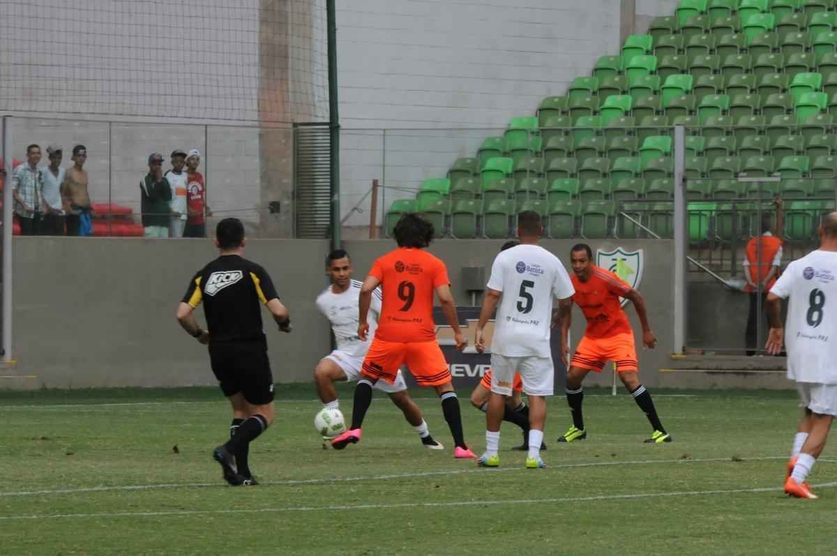 Estdio Independncia recebeu bom bom pblico para o amistoso beneficente entre os Amigos do Mancini e Artistas. Partida arrecadou alimentos e material escolar que sero doados a seis instituies filantrpicas