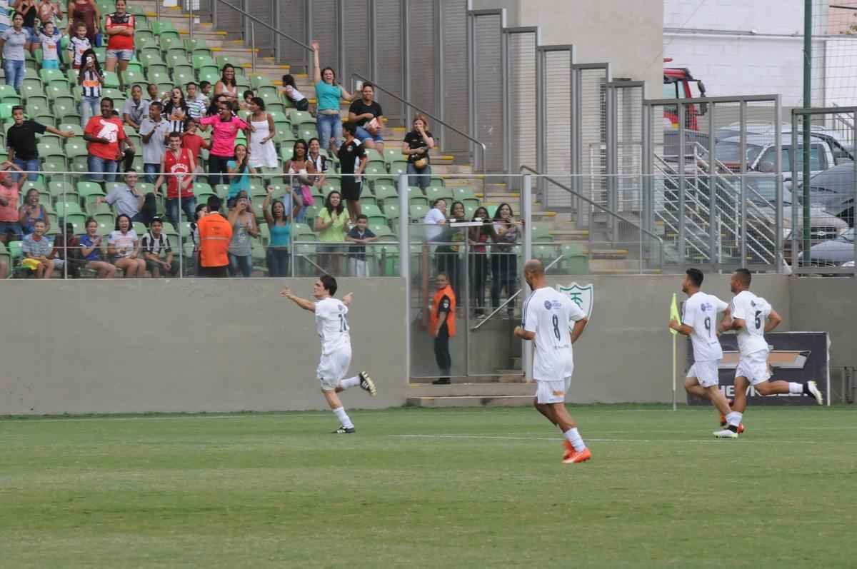 Estdio Independncia recebeu bom bom pblico para o amistoso beneficente entre os Amigos do Mancini e Artistas. Partida arrecadou alimentos e material escolar que sero doados a seis instituies filantrpicas