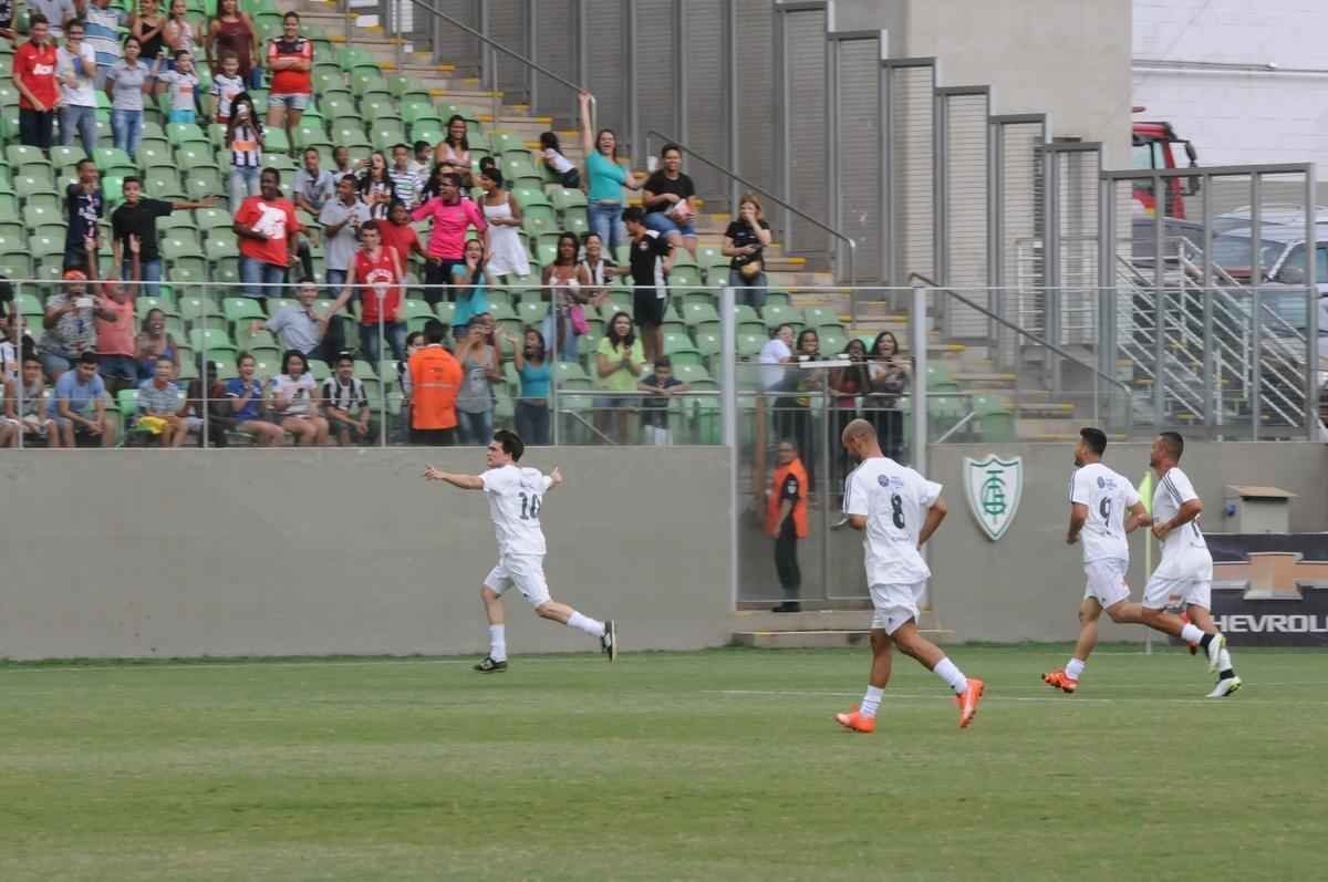 Estdio Independncia recebeu bom bom pblico para o amistoso beneficente entre os Amigos do Mancini e Artistas. Partida arrecadou alimentos e material escolar que sero doados a seis instituies filantrpicas
