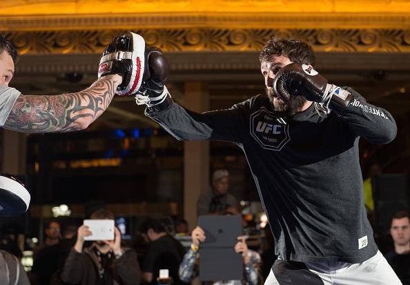 Michael Chiesa, que enfrenta Jim Miller