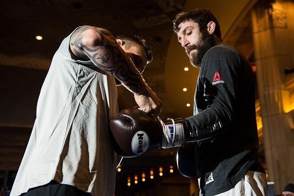 Michael Chiesa, que enfrenta Jim Miller