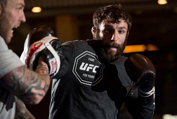 Michael Chiesa, que enfrenta Jim Miller
