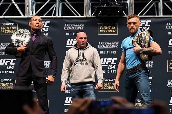 Super coletiva do UFC em Las Vegas - Aldo e McGregor posam com respectivos cintures
