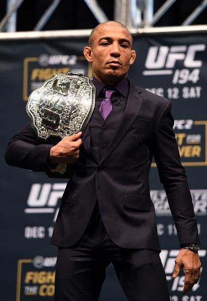 Super coletiva do UFC em Las Vegas - Jos Aldo posa com o cinturo peso pena: astro do UFC 194