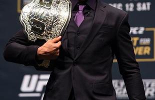 Super coletiva do UFC em Las Vegas - Jos Aldo posa com o cinturo peso pena: astro do UFC 194