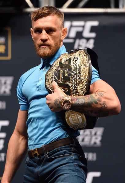 Super coletiva do UFC em Las Vegas - Conor McGregor posa com o cinturo interino peso pena