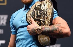 Super coletiva do UFC em Las Vegas - Conor McGregor posa com o cinturo interino peso pena