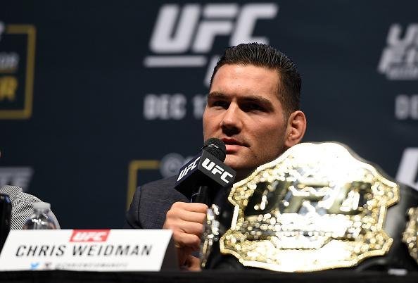 Super coletiva do UFC em Las Vegas - Chris Weidman ao lado do cinturo na entrevista
