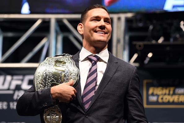 Super coletiva do UFC em Las Vegas - Campeo peso mdio, Chris Weidman, e o cinturo