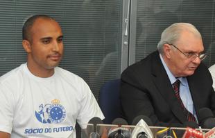 Treinador foi apresentado como o preparador fsico Alexandre Lopes e o auxiliar tcnico Pedrinho