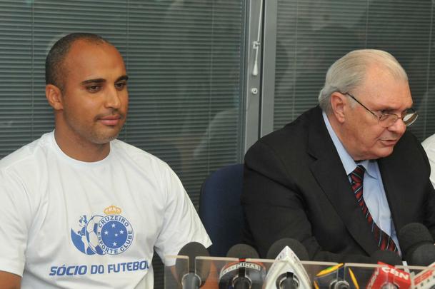 Treinador foi apresentado como o preparador físico Alexandre Lopes e o auxiliar técnico Pedrinho