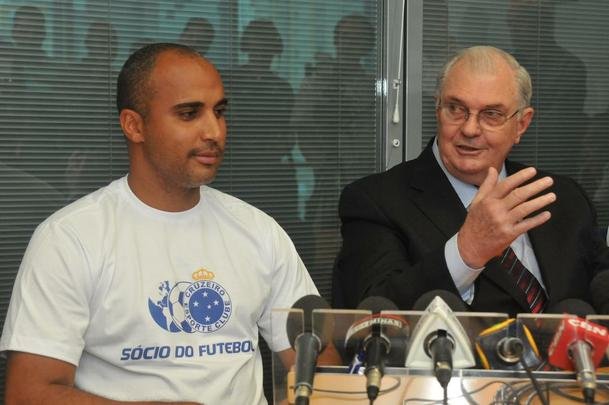 Treinador foi apresentado como o preparador fsico Alexandre Lopes e o auxiliar tcnico Pedrinho