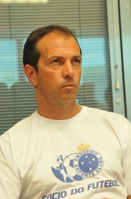 Treinador foi apresentado como o preparador fsico Alexandre Lopes e o auxiliar tcnico Pedrinho