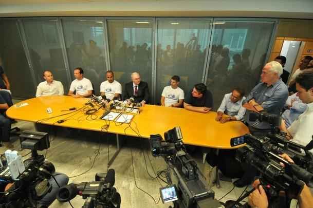Treinador foi apresentado como o preparador fsico Alexandre Lopes e o auxiliar tcnico Pedrinho