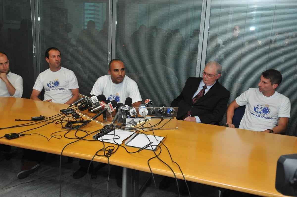 Treinador foi apresentado como o preparador fsico Alexandre Lopes e o auxiliar tcnico Pedrinho