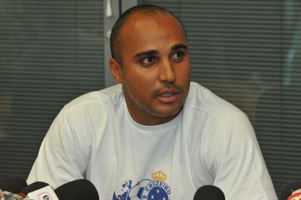 Treinador foi apresentado como o preparador fsico Alexandre Lopes e o auxiliar tcnico Pedrinho