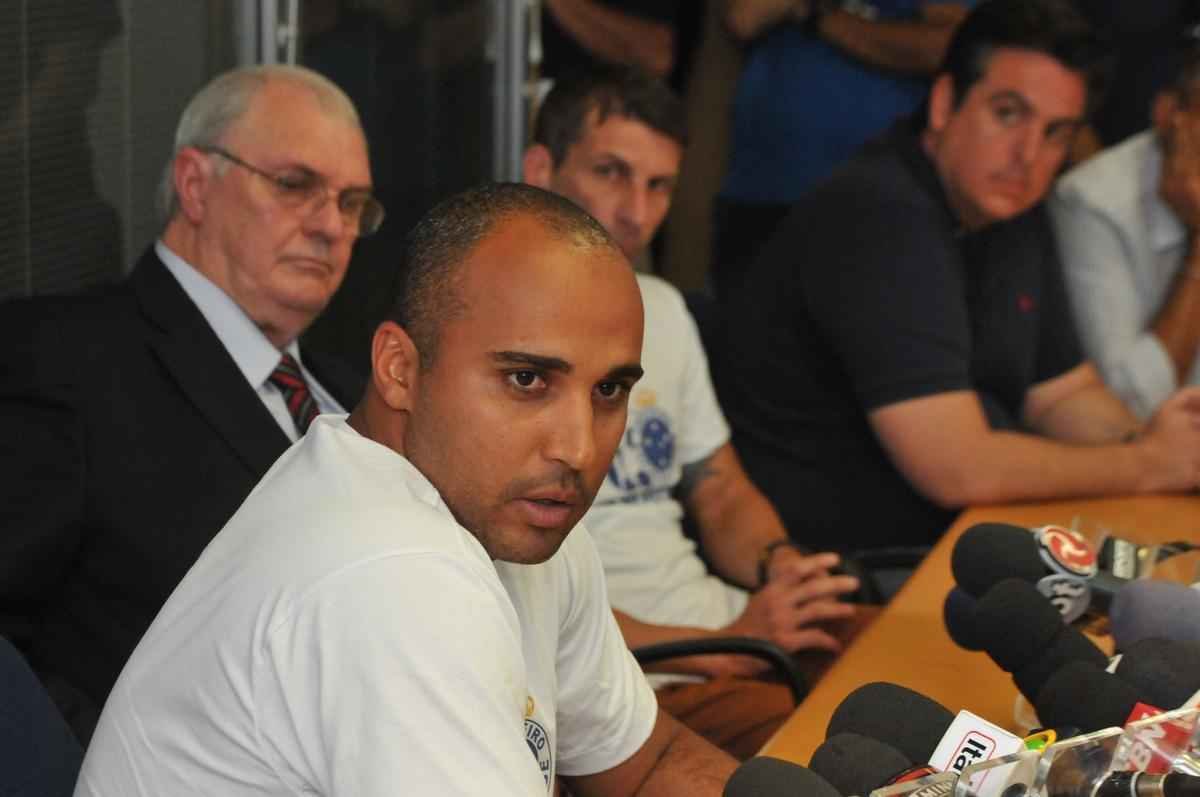 Treinador foi apresentado como o preparador fsico Alexandre Lopes e o auxiliar tcnico Pedrinho