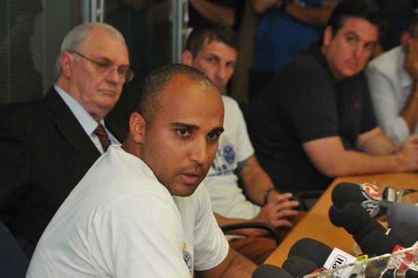 Treinador foi apresentado como o preparador fsico Alexandre Lopes e o auxiliar tcnico Pedrinho