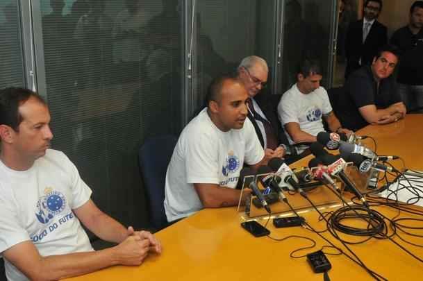 Treinador foi apresentado como o preparador fsico Alexandre Lopes e o auxiliar tcnico Pedrinho