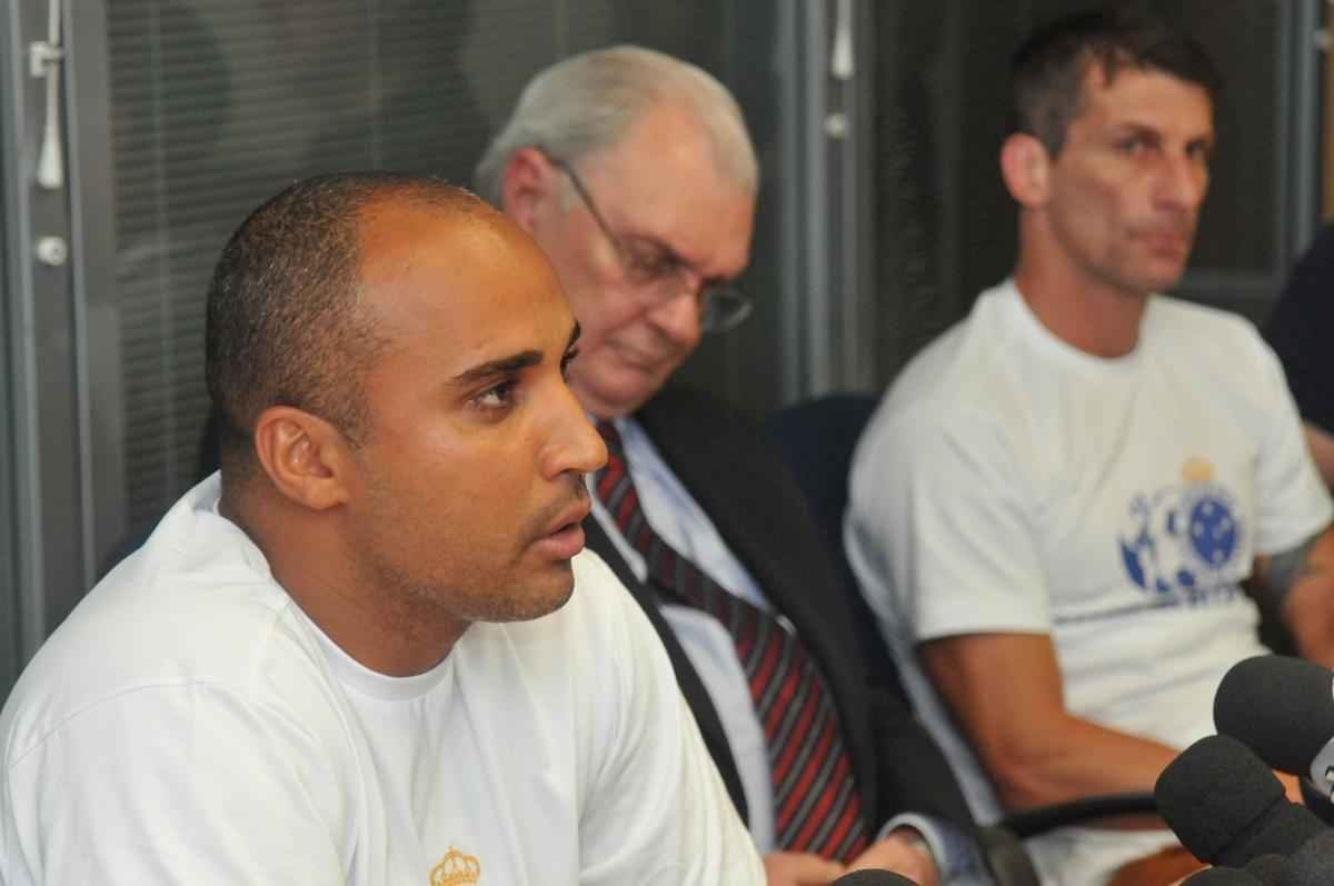 Treinador foi apresentado como o preparador fsico Alexandre Lopes e o auxiliar tcnico Pedrinho