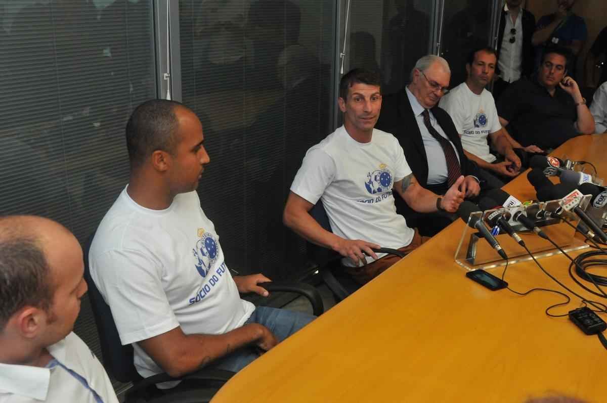 Treinador foi apresentado como o preparador fsico Alexandre Lopes e o auxiliar tcnico Pedrinho