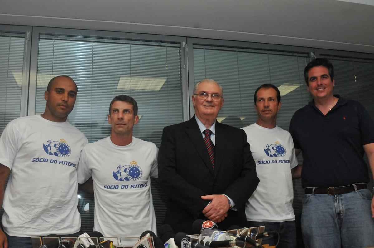 Treinador foi apresentado como o preparador fsico Alexandre Lopes e o auxiliar tcnico Pedrinho