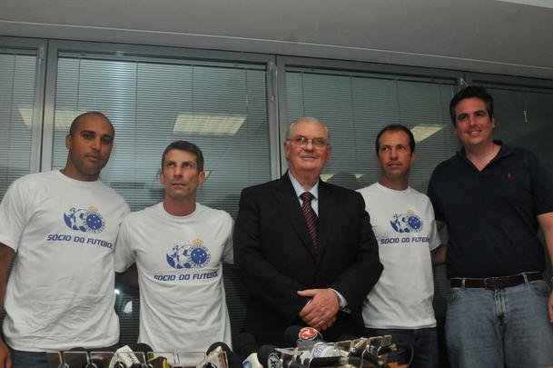 Treinador foi apresentado como o preparador fsico Alexandre Lopes e o auxiliar tcnico Pedrinho