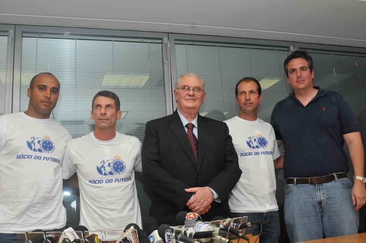 Treinador foi apresentado como o preparador fsico Alexandre Lopes e o auxiliar tcnico Pedrinho