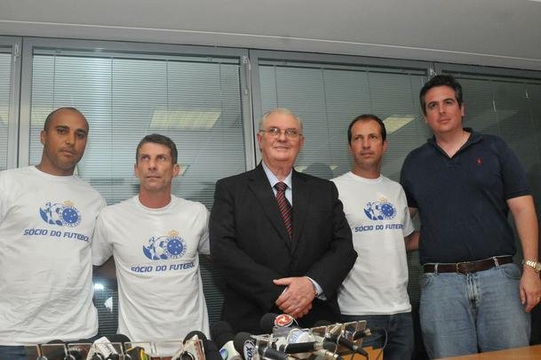 Treinador foi apresentado como o preparador fsico Alexandre Lopes e o auxiliar tcnico Pedrinho