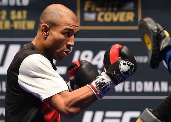 Imagens do treino aberto do UFC 194 - José Aldo afia trocação na atividade