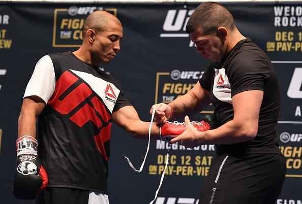 Imagens do treino aberto do UFC 194 - José Aldo se prepara para treino com manopla