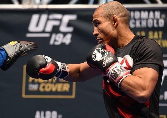 Imagens do treino aberto do UFC 194 - José Aldo trabalha trocação